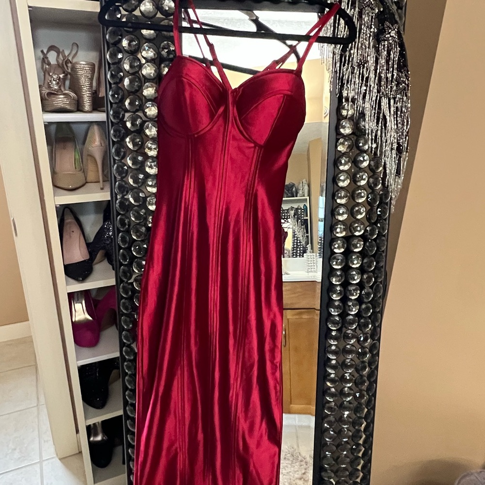 Beautiful & sexy stretchy red midi length dress